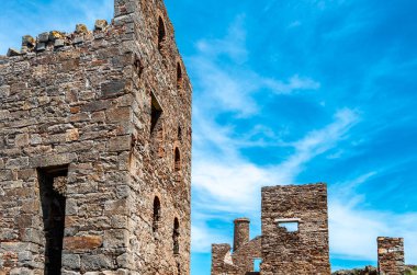 Kuzey kıyısındaki kayalıkların tepesinde bulunan Cornish kalay madenciliği sanayiinin kalıntıları ve kalıntıları UNESCO 'nun Dünya Mirası statüsüne sahip..