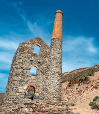 Kuzey kıyısındaki kayalıkların tepesinde bulunan Cornish kalay madenciliği sanayiinin kalıntıları ve kalıntıları UNESCO 'nun Dünya Mirası statüsüne sahip..
