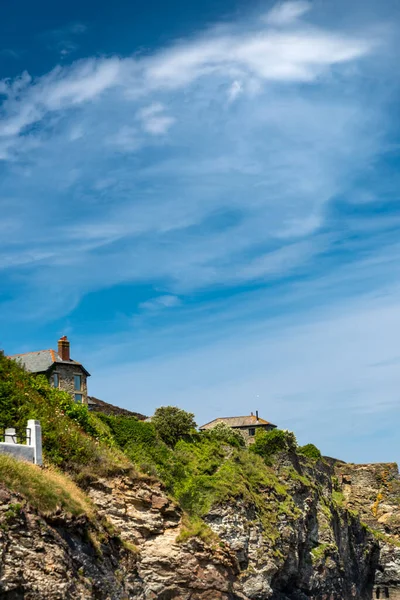 Традиційні Корнські Будівлі Біля Краю Скелі Мальовничій Пляжі Сент Агнес — стокове фото