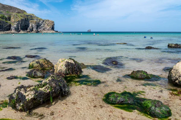 英国康沃尔圣艾格尼丝7月22日 人们享受着温暖的大海和阳光普照的天气 在夏日里 布满海藻的岩石点缀在清澈的水面上 在这个受欢迎的旅游胜地的前景一片光明 — 图库照片