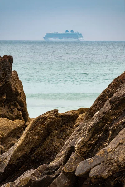 Durante Temporada Vacaciones Verano Figura Suavemente Enfocada Barco Horizonte Tiempo — Foto de Stock