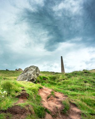 Sakin bir yaz gününde bölgedeki bir grup kullanılmayan mayının bir parçası olan UNESCO Dünya Mirası Sahası. Kuzey Cornish 'in dramatik sahilinde, popüler bir tatil, turizm ve uçurum tepesi gezileri durağı.