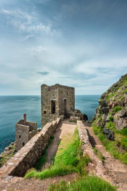 Sakin bir yaz gününde bölgedeki bir grup kullanılmayan mayının bir parçası olan UNESCO Dünya Mirası Sahası. Kuzey Cornish 'in dramatik sahilinde, popüler bir tatil, turizm ve uçurum tepesi gezileri durağı.