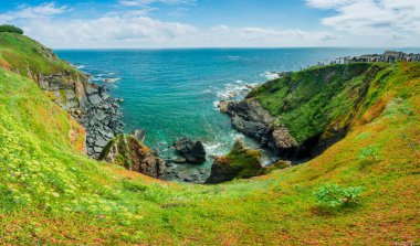Kertenkele Yarımadası, Güney Cornwall, İngiltere-24 Temmuz 2021: Turistler İngiltere 'nin en güneydeki beldesi olan Kertenkele' de toplanarak güzel yaz havasının, manzaranın ve içeceklerin tadını çıkarıyorlar..
