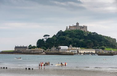 Saint Michael 's Mount, Cornwall, İngiltere, İngiltere, 24 Temmuz 2021: Mount' s Bay Pilot Klübünün bayan üyeleri sabah antrenmanı sırasında Saint Michael 's Mount' ta kürek çekmeye hazırlanıyorlar.
