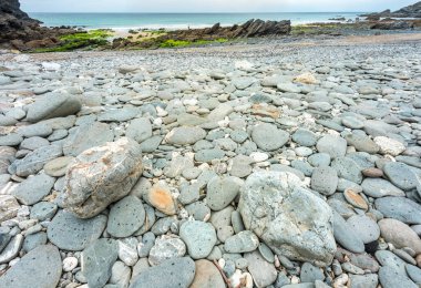Ulusal Güven 'in sahibi, Kertenkele Yarımadası' nın tabanında oturuyor. Adını eski bir gemi enkazında bulunan gümüş dolarlardan alıyor. Güzel, bozulmamış bir kumsal..