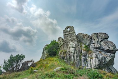 Central Cornwall 'da bir yaz günü, eski harabe kilise ve kuleleri olan bir granit çıkıntısı. Bodmin ve St.Austell yakınlarında eski bir münzevi.,