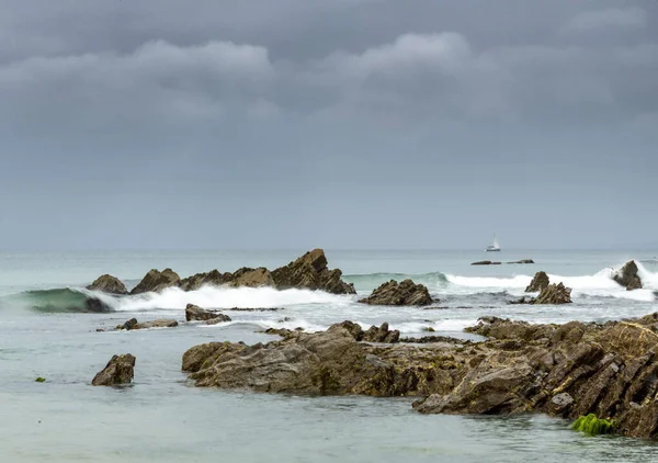 Passing Boat Heads Rocks Suggesting Danger Sea Lizard Peninsular Dollar — Stock Photo, Image