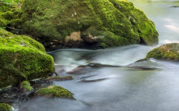 Vista Abstracta Cascadas Agua Con Desenfoque Movimiento Una Serie Espectaculares —  Fotos de Stock