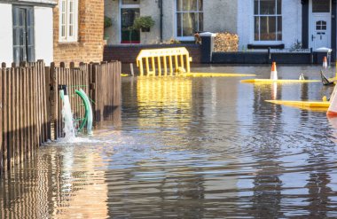 Yakınlardaki Severn nehrinden akan su, insanların evlerinden dışarı pompalanmalı, sel basmış yollara dökülmeli, çevresel iklim değişikliği ve küresel ısınmayla daha da kötüleşen kaosa yol açmalı..