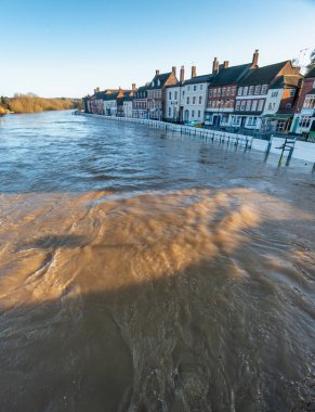 Dağlardan gelen yağmur suları yüzünden taşan Severn Nehri bu turistik kasabayı sular altında bırakıyor. İklim değişikliği su seviyelerini yükseltiyor. Sel bariyerlerini aşıp evlere zarar vermekle tehdit ediyor..