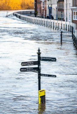 Sel suları savunma bariyerleri yağmur sularını engellemeye çalışıyor Severn nehrine dökülen sular, çevredeki tepelerden ve sıradağlardan insanların evlerine sel basmasına neden oluyor..