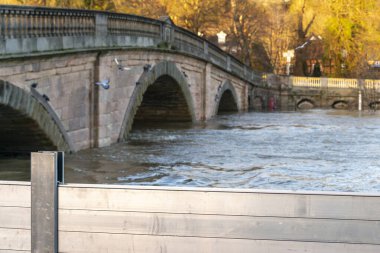 Bewdley Köprüsü ve ötesinde, çok yüksek nehir su seviyeleri, uzun metal savunma kalkanları ve sel engelleri nehrin her iki yakasına Severn yerleşim alanlarının yakınına kurulmuştur..