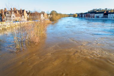 Küresel ısınma ve çevresel iklim değişikliği, su baskını ve Severn Nehri boyunca yaşayan insanların evleri, altyapısı ve işletmeleri için risk artarak her yıl daha da kötüleşiyor..