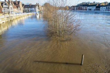 Küresel ısınma ve çevresel iklim değişikliği, su baskını ve Severn Nehri boyunca yaşayan insanların evleri, altyapısı ve işletmeleri için risk artarak her yıl daha da kötüleşiyor..