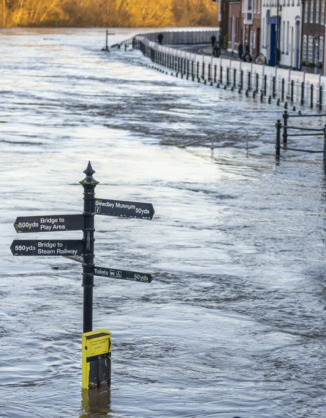 Защитные Барьеры Наводнений Пытаются Удержать Дождевые Воды Стекающие Реку Северн — стоковое фото