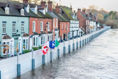 Bewdley, Worcestershire, İngiltere, UK- 22 Şubat 2022: Sel suyu, kaldırımların üzerinde, savunma bariyerleri tarafından engellenmiş, yerel sakinleri ve işyerlerini ağır sel hasarlarından koruyor.