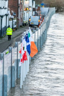 Bewdley, Worcestershire, İngiltere, UK- 22 Şubat 2022: Sel suyu, kaldırımların üzerinde, savunma bariyerleri tarafından engellenmiş, yerel sakinleri ve işyerlerini ağır sel hasarlarından koruyor.