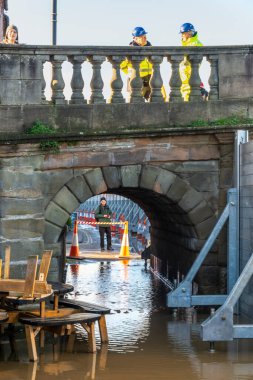 Bewdley, Worcestershire, İngiltere, UK- 22 Şubat 2022: Sel savunmaları ve bariyerler kuruldu ve acil durum ekipleri giderek şiddetlenen su seviyelerini izliyorlar.