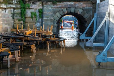 Bewdley, Worcestershire, İngiltere, UK- 22 Şubat 2022: Yerel sakinleri korumak için sel bariyerlerinin üçüncü kez kullanılmasıyla yüksek nehir sularının taşması tehlikeli bir şekilde engellenmiştir.