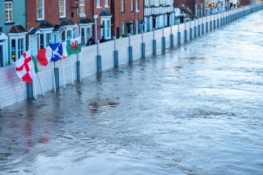 Bewdley, Worcestershire, İngiltere, UK- 22 Şubat 2022: Şiddetli yağmurlardan sonra Severn nehri burada büyük bir sele yol açacaktı..