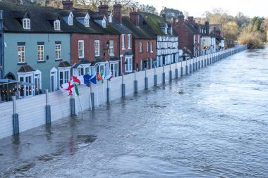 Bewdley, Worcestershire, İngiltere, UK- 22 Şubat 2022: Şiddetli yağmurlardan sonra Severn nehri burada büyük bir sele yol açacaktı..