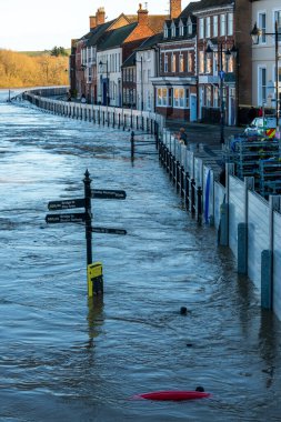 Bewdley, Worcestershire, İngiltere, UK- 22 Şubat 2022: Şiddetli yağmurlardan sonra Severn nehri burada büyük bir sele yol açacaktı..