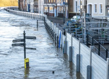 Bewdley, Worcestershire, İngiltere, UK- 22 Şubat 2022: Şiddetli yağmurlardan sonra Severn nehri burada büyük bir sele yol açacaktı..