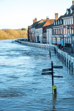 Bewdley, Worcestershire, İngiltere, UK- 22 Şubat 2022: Şiddetli yağmurlardan sonra Severn nehri burada büyük bir sele yol açacaktı..