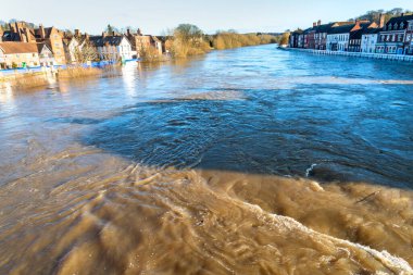 Bewdley, Worcestershire, İngiltere, UK- 22 Şubat 2022: Çok yüksek sel suları Bewdley kasabasından geçiyor..
