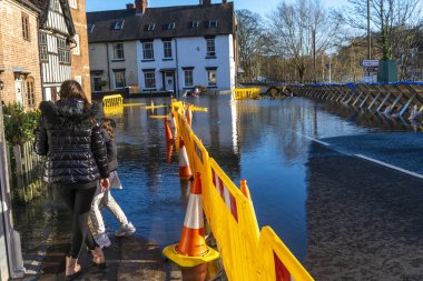 Bewdley, Worcestershire, İngiltere, UK- 22 Şubat 2022: Islanma riski var ve Bewdley kasabasındaki Severn nehri çevresindeki yollarda trafik yasak.