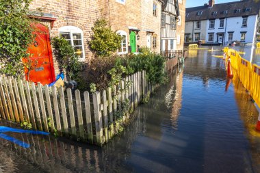 Bewdley, Worcestershire, İngiltere, UK- 22 Şubat 2022: Severn nehrinin kıyısındaki bir kulübeden suyu boşaltmaya çalışan bir yerleşimci ve daha fazla sel bekleniyor..
