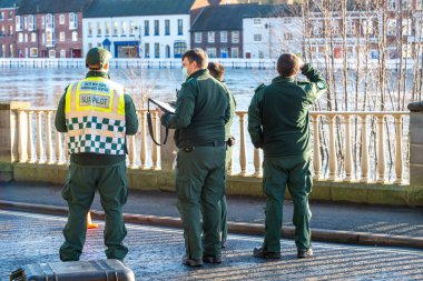 Bewdley, Worcestershire, İngiltere, UK- 22 Şubat 2022: Batı Midlands Ambulans Servisi 'nden bir SUA kamera operatörü, sel ve nehir suyu seviyelerini kontrol etmek için Bewdley' nin yukarısındaki İHA 'yı kontrol ediyor..