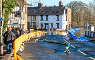 Bewdley, Worcestershire, İngiltere, UK- 22 Şubat 2022: Nehrin alçak doğu yakasında Bewdley Köprüsü yakınlarında, sokaklar sel sularından temizlenene kadar sular altında ve geçilemez..