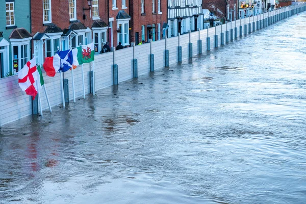 2022年2月22日イギリス ウスターシャー州ビードリー 大雨の後 準備された防壁の形で保護されていなければ 川のセブン川はここで大規模な洪水を引き起こすでしょう — ストック写真