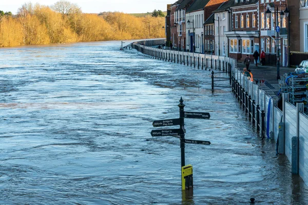 Bewdley, Worcestershire, İngiltere, UK- 22 Şubat 2022: Şiddetli yağmurlardan sonra Severn nehri burada büyük bir sele yol açacaktı..