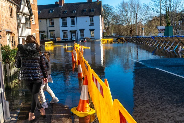 Bewdley, Worcestershire, İngiltere, UK- 22 Şubat 2022: Islanma riski var ve Bewdley kasabasındaki Severn nehri çevresindeki yollarda trafik yasak.