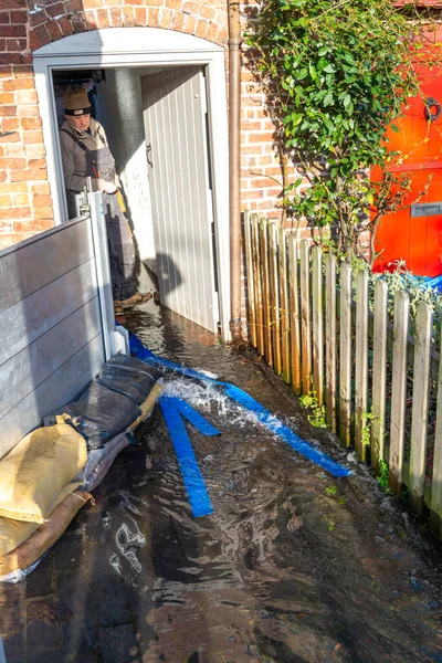 Bewdley Worcestershire England February 2022 Resident Attempts Evacuate Water Cottage — Stock Photo, Image