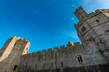 Orta Çağ 'ın en büyük binalarından biri olan Galler bayrağı gökyüzünde dalgalanıyor. Büyük bir yapı, dramatik bir sanat eseri. Çokgen kuleler, kartal heykelleri ve çok renkli duvarlar..