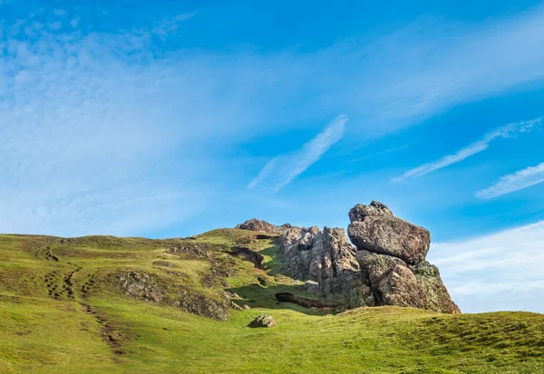 Frühen Morgen Frühlingssonne Ein Großer Kahler Felsen Auf Einem Grasbewachsenen — Stockfoto