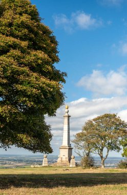 Bir Doğal Güzellik Bölgesi anıtı olan anıt, Londra 'nın 40 mil batısındaki Aylesbury Vale' ye tepeden bakan Güney Afrika 'daki çatışmada ölen 148 yerliyi hatırlamak için 1904 yılında dikildi..