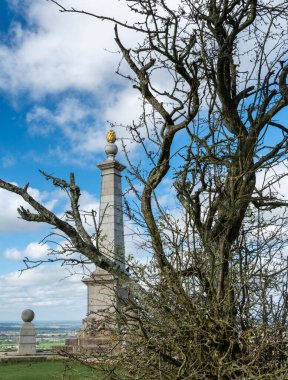 Bir Doğal Güzellik Bölgesi, anıtın önündeki yaşlı bir ağaç, 1904 'te Güney Afrika' daki çatışmada öldürülen 148 adamı anmak için dikildi, Londra 'nın 40 mil batısındaki Aylesbury Vale' ye bakıyor..