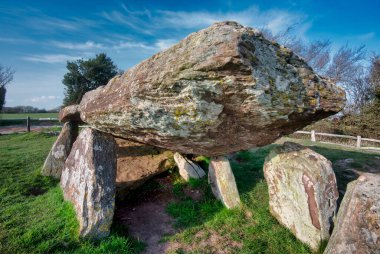 İç mezar odasının büyük taşları, 5000 yıllık. Galler sınırına yakın. Altın Vadi 'ye bakan, Herefordshire ve Wye Vadisi' ne bakan, Kral Arthur 'a bağlı. Güneşli bahar günü, gün batımına yakın..