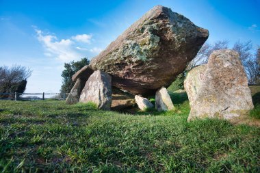 İç mezar odasının büyük taşları, 5000 yıllık. Galler sınırına yakın. Altın Vadi 'ye bakan, Herefordshire ve Wye Vadisi' ne bakan, Kral Arthur 'a bağlı. Güneşli bahar günü, gün batımına yakın..