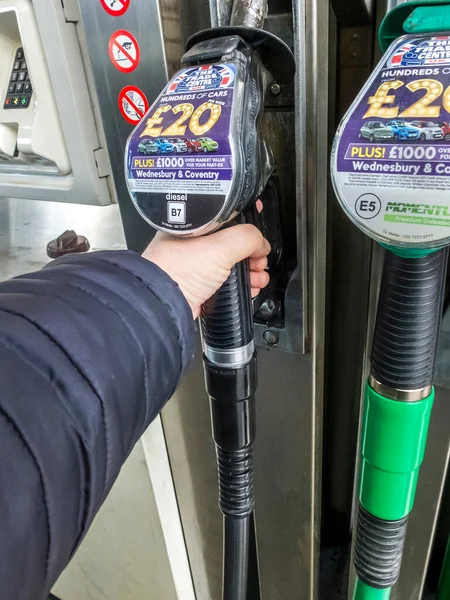Kidderminster Worcestershire England April 7Th 2022 Tesco Petrol Station Customer — Stock Photo, Image
