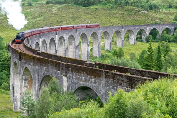 Die Jacobite Dampflokomotive Und Kunstvolle Waggons Überqueren Die Ikonische Viaduktbrücke — Stockfoto