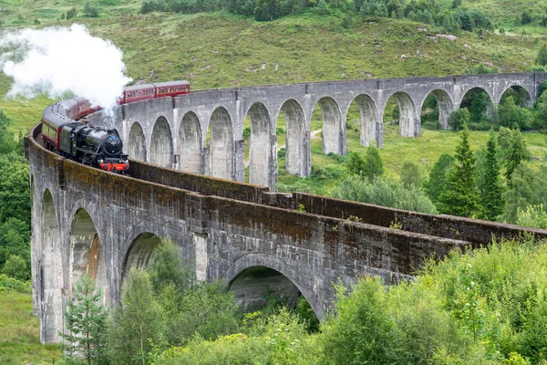 Locomotiva Vapor Jacobita Carruagens Ornamentadas Atravessando Icônica Ponte Viaduto West — Fotografia de Stock