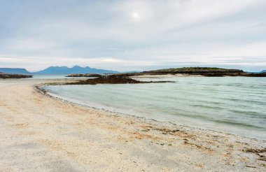 Yazın ortasında, İskoçya 'nın batı kıyısında, ıssız kumlu, ıssız, güzel bir kumsal. İskoçya' nın kıyısında, berrak, sakin bir deniz, alacakaranlıkta, alacakaranlıkta, engebeli kayalarda beyaz kulübeler..