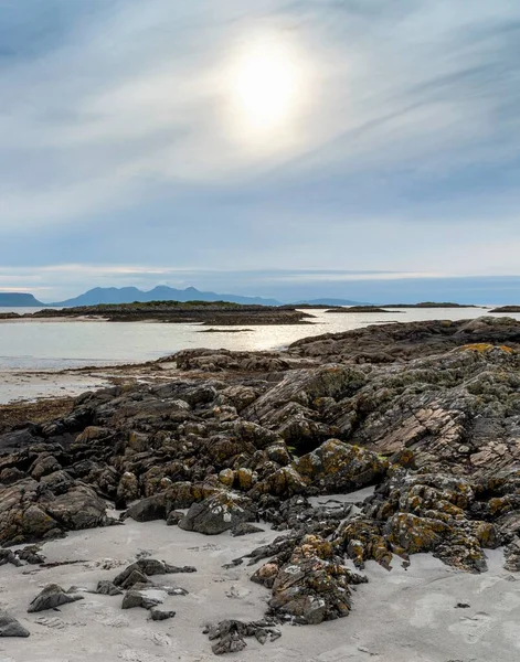 美丽的偏远荒凉的海滩 仲夏的时候 在苏格兰西海岸 苏格兰高地的边缘 清澈平静的大海 远处的白色小屋 黄昏的时候 低潮的时候 坚硬的岩石 — 图库照片