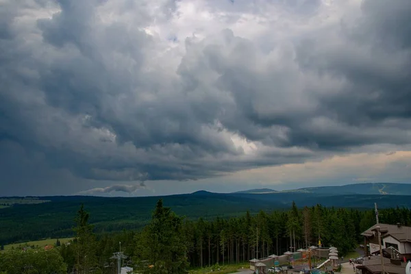 Akşamın erken saatlerinde yaz fırtınası